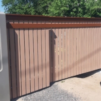 vertikaalne-varvitud-puidu-ja-varavate-paigaldus-tartus-001