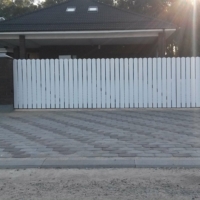 vertikaalne-puitaed-tartus-laotud-sokli-ja-kivipostidega-001