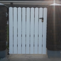 vertikaalne-puitaed-tartus-laotud-sokli-ja-kivipostidega-002