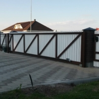 vertikaalne-puitaed-tartus-laotud-sokli-ja-kivipostidega-003