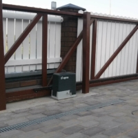 vertikaalne-puitaed-tartus-laotud-sokli-ja-kivipostidega-004