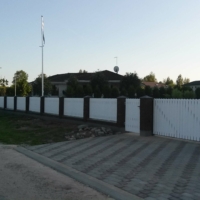 vertikaalne-puitaed-tartus-laotud-sokli-ja-kivipostidega-005