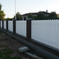 vertikaalne-puitaed-tartus-laotud-sokli-ja-kivipostidega-006